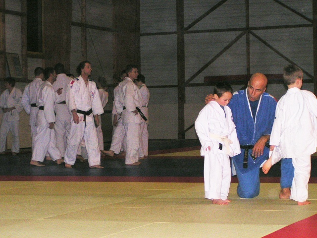 Judokas foulant pour la dernière fois le tatami avant la rep